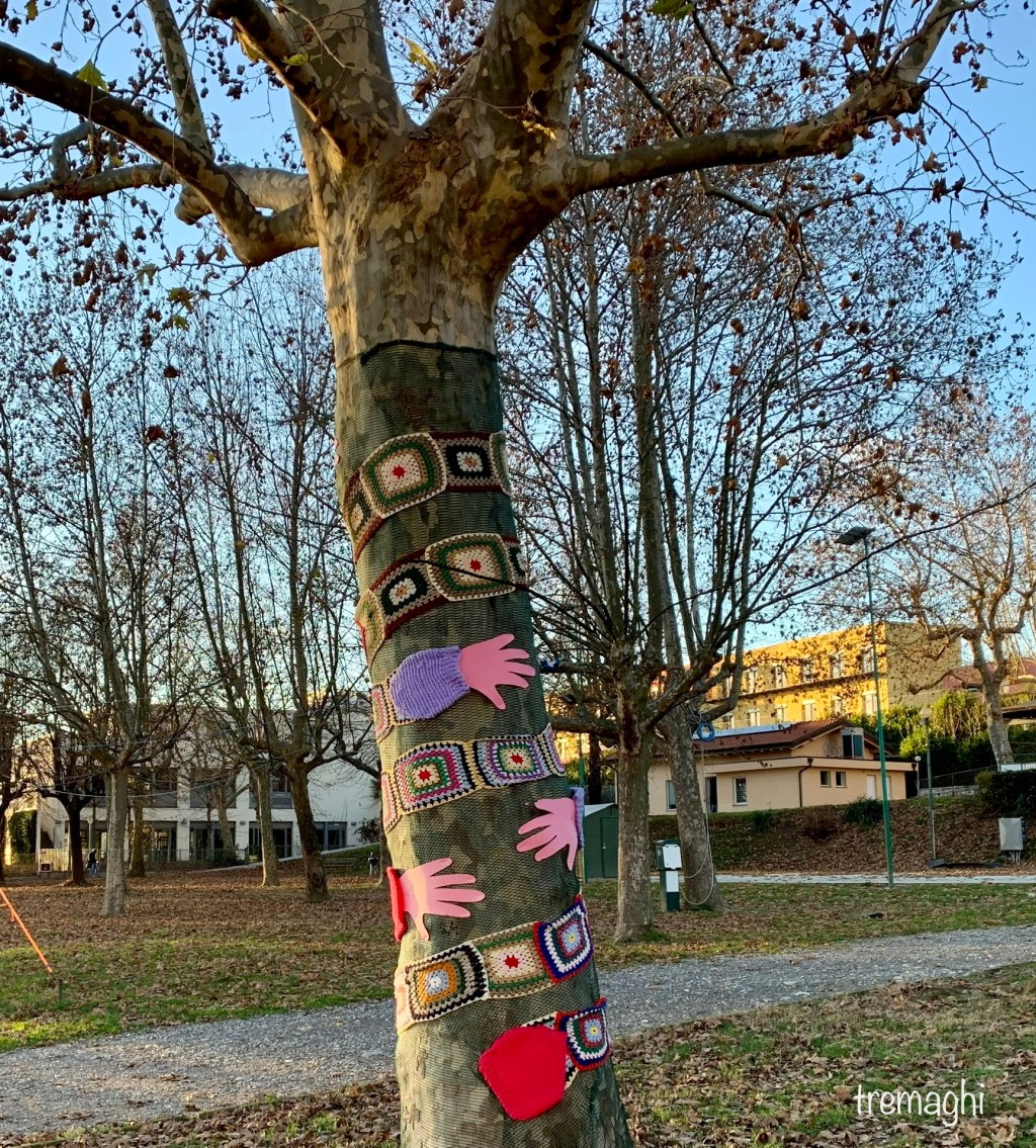 Da grandi e piccoli gomitoli colorati a installazioni all’uncinetto, l’arte di strada dello Yarn&nbsp;Bombing