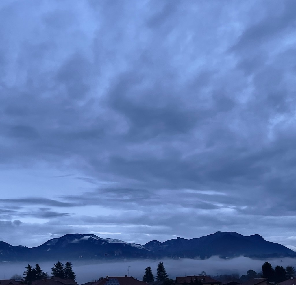 Con l’inspirazione e l’espirazione, il nostro respiro consapevole, cominciamo a riordinare la nostra casa (Thich Nhat Hanh)